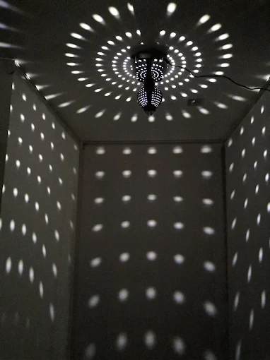 Salle de rééducation vestibulaire éclairée par une boule à points lumineux