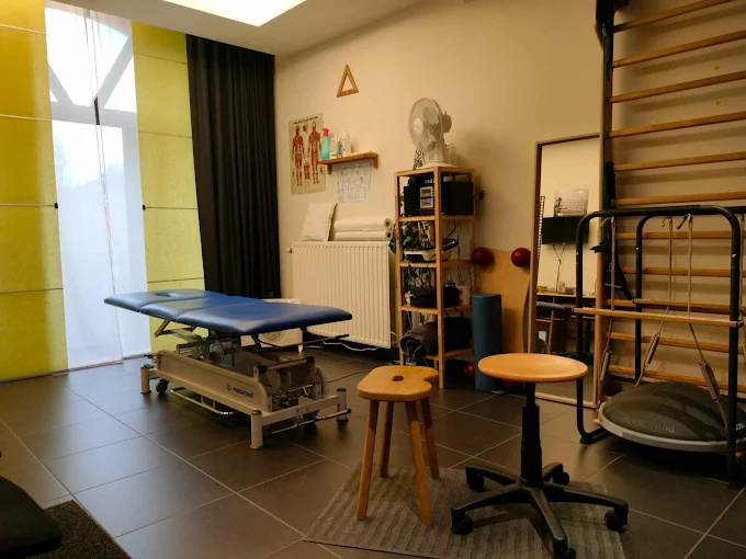 Salle de soins avec table de traitement, espalier et plateforme d'équilibre